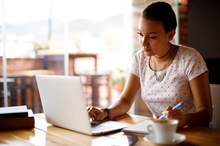 Online courses give college students flexibility.