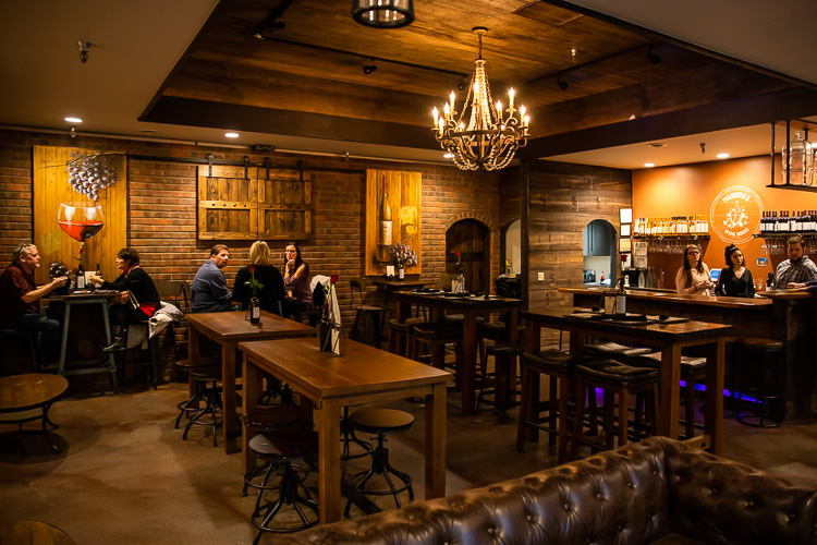 Mannina's quickly became a popular in venue St. Clair.