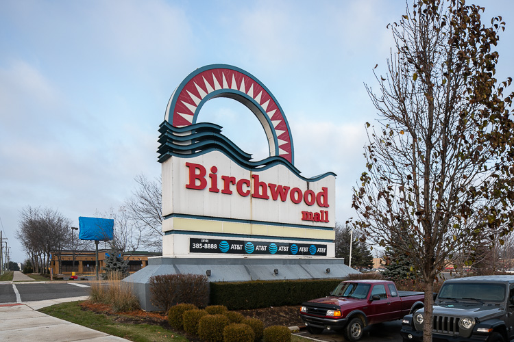 The entrance to Birchwood Mall with shuttered Ruby Tuesday in the background.