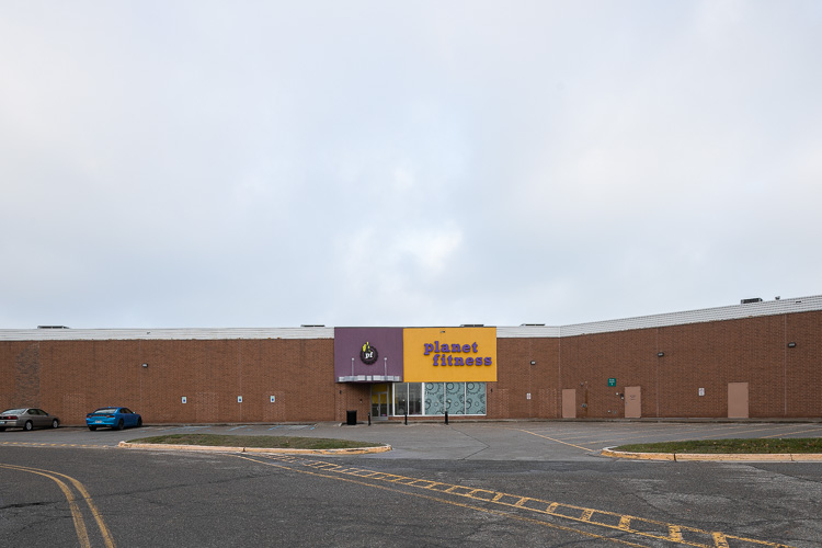 Planet Fitness sits alone in a corridor that used to house Carson's.