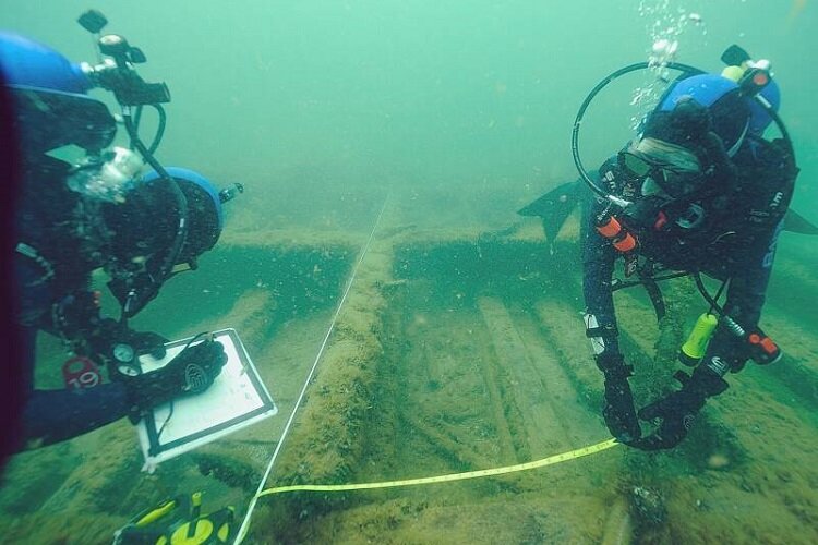 Divers with the NOF survey a Great Lakes wreck.