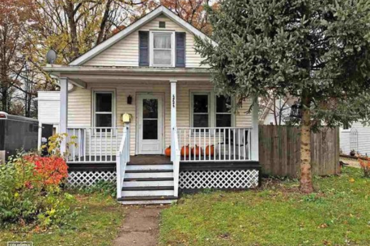 Looking for a home near the water in St. Clair? Check out this 10th Street home.